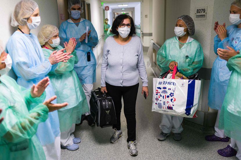 Malika Fisli (centro), una paciente que se recuperó de covid-19 recibe una ovación del...