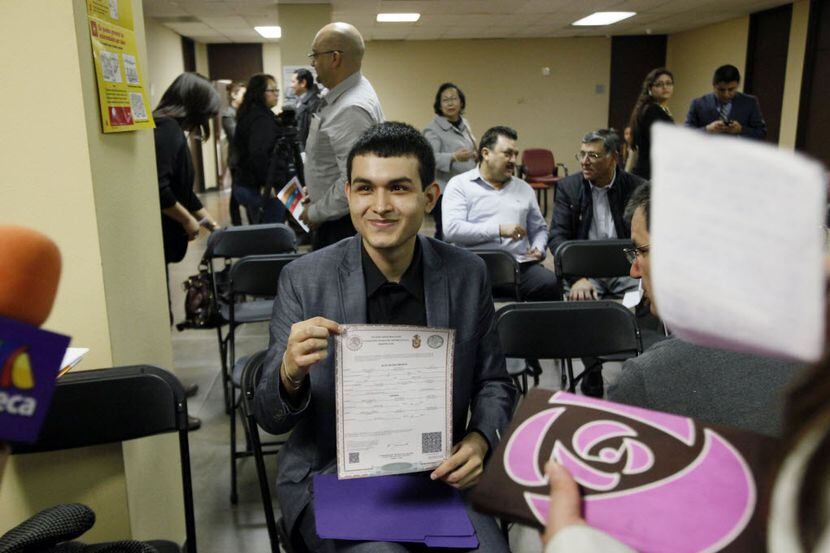 Marco Alberto Ontiveros Soto, obtuvo un certificado de nacimiento en el consulado mexicano...