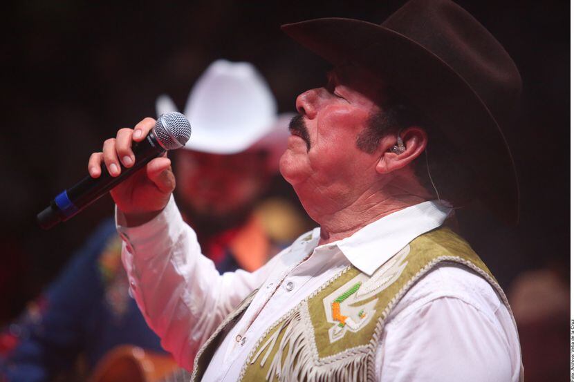 Familiares de Lalo Mora indicaron que el cantante mexicano continúa delicado de salud.
