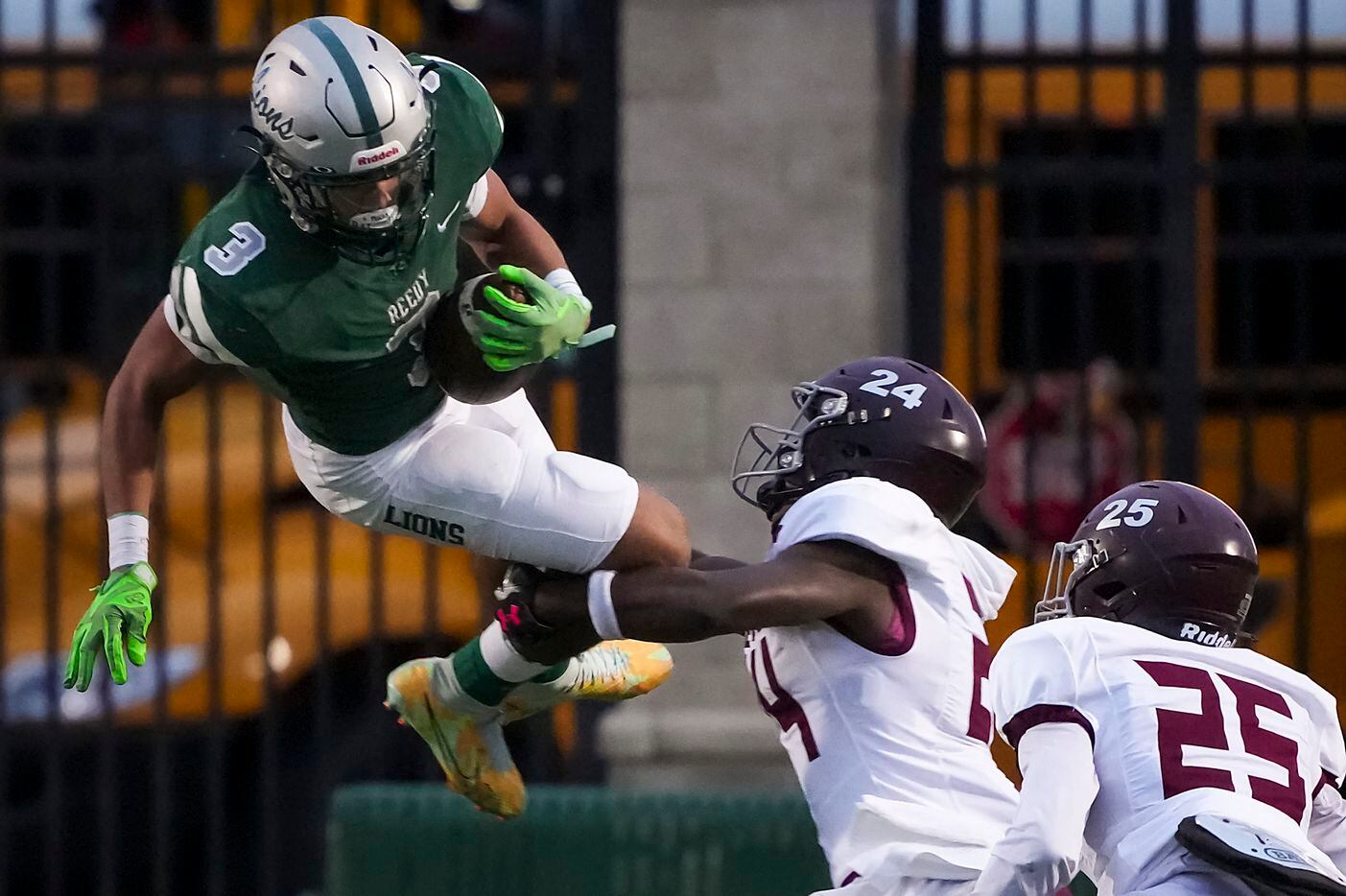 Frisco Reedy running back Dennis Moody (3) tries to leap past Mansfield Timberview’s ...