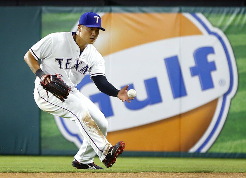 Texas Rangers right fielder Shin-Soo Choo (17) bare hands a double by Seattle Mariners...