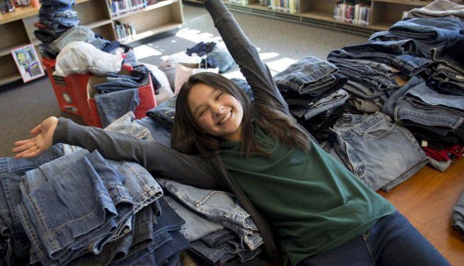 Daniela Mora, estudiante de la secundaria Hill de Dallas, recoge jeans para ayudar a jóvenes...