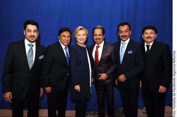 Los Tigres del Norte difundieron en sus redes una foto con la candidata demócrata Hillary...