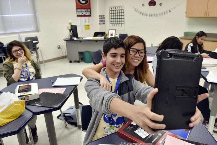 Mohammad Faroz se toma un selfie con su maestra Thuy Nguyen usando su nueva tableta....