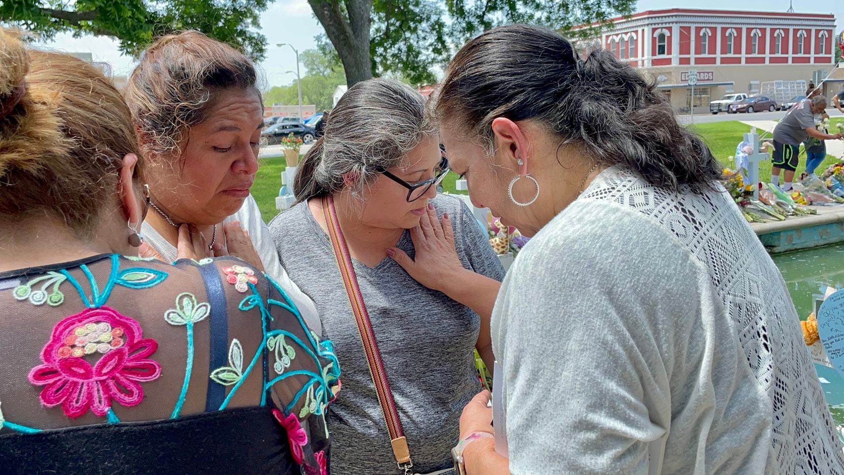 Un grupo de mujeres se acercó a orar para consolar a la maestra Mercedes Salas (izq.), quien...