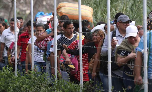 Un grupo de venezolanos deja su país al cruzar la frontera con Colombia, en espera de ayuda humanitaria. (AP Photo/Martin Mejia)
