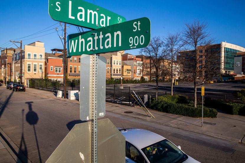 Señalamientos de Lamar Street, en el sector de The Cedars, al sur del centro de Dallas.