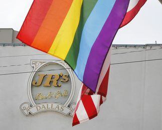 Las banderas del orgullo gay en la intersección de Cedar Springs Road y Throckmorton Street...