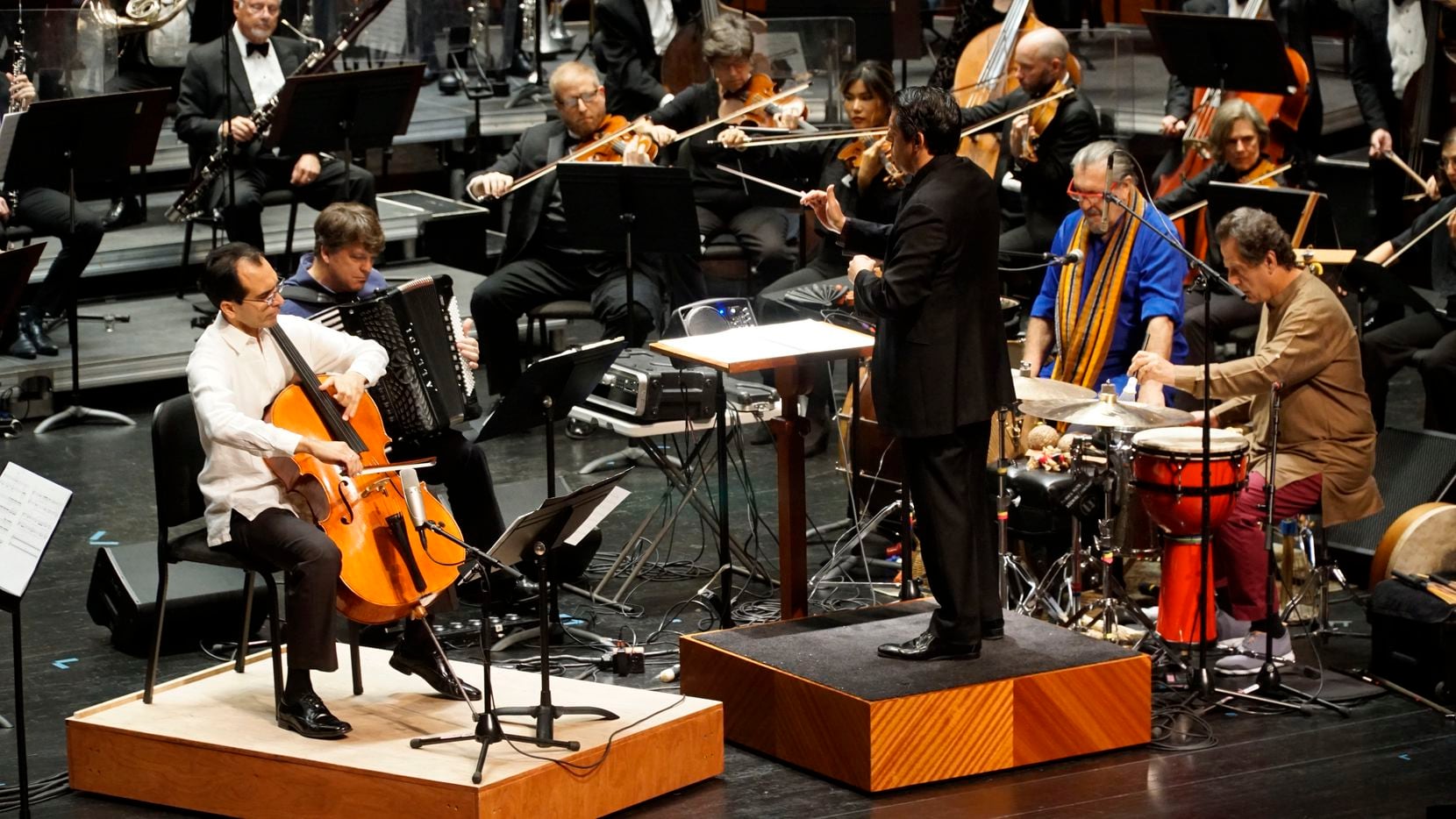 La Orquesta Sinfónica de Fort Worth interpreta "Azul", en el Bass Performance Hall de Fort...