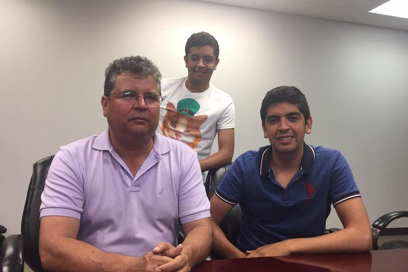 Clemente Gutiérrez, de 50 años, y sus dos hijos Daniel (centro) y Clemente, no han podido...