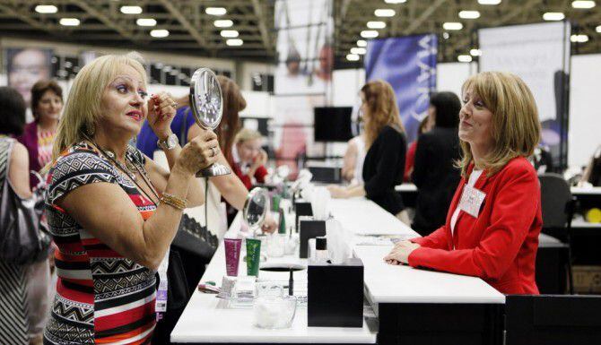 Awilda Arbelo, de Puerto Rico, utiliza cosméticos durante la convención anual de las...