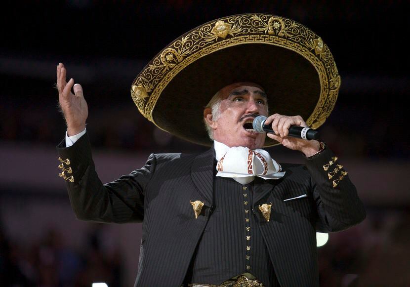 Vicente Fernández canta durante un concierto el 28 de octubre de 2012 en el American...