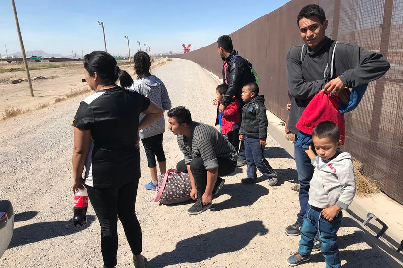 Familias migrantes cruzan la frontera del Río Grande, de Ciudad Juárez a El Paso, para...