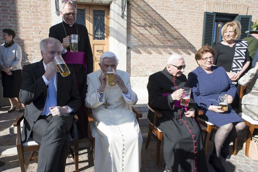 El papa emérito Benedicto XVI, al centro, flanqueado por su hermano Georg, a la derecha, y...