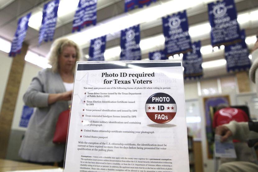 Un letrero anuncia las identificaciones que se pueden usar para votar en Texas. (AP/LM Otero)
