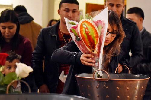 Las familias llevaron rosas para la Virgen de Guadalupe en la Catedral Santuario de...