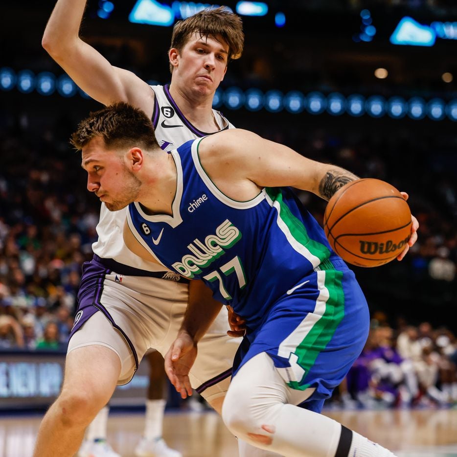 Dallas Mavericks guard Luka Doncic (77) goes around Los Angeles Lakers guard Austin Reaves...