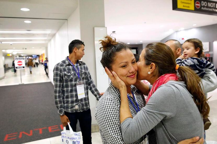 Wendy Mejía, de 16 años, se abraza con su tía, tras su arribo desde El Salvador a Baltimore,...