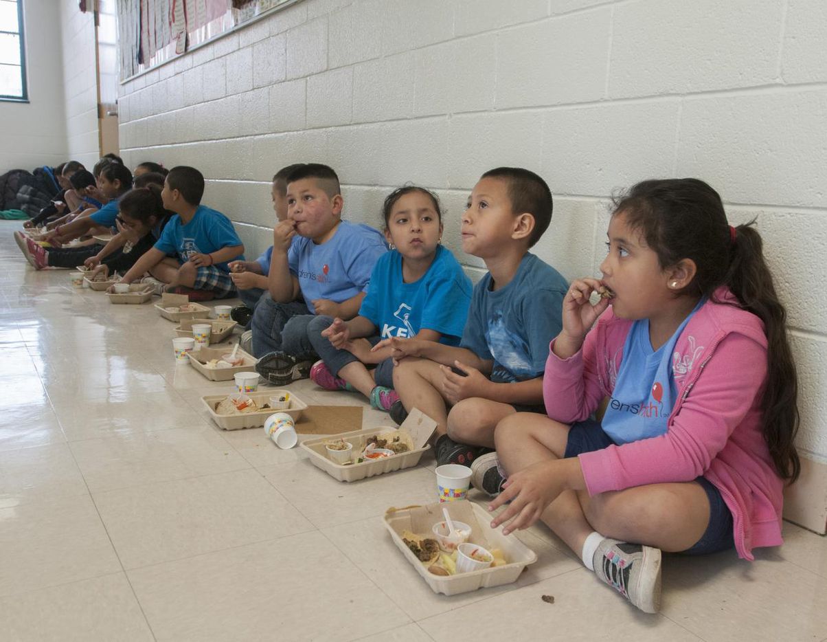 Estudiantes de varias escuelas de DISD podrán recibir alimentos gratuitos durante el receso...