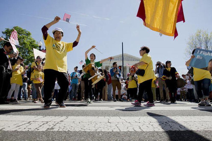 En esta foto de abril del 2016, unos partidistas de la reforma migratoria bailan frente a la...