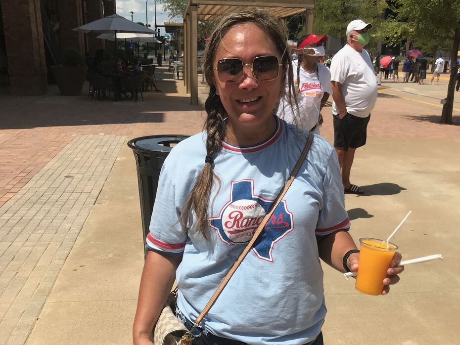 Karla Rojas fue una las seguidoras de los Texas Rangers que se acercaron al Globe Life Field...