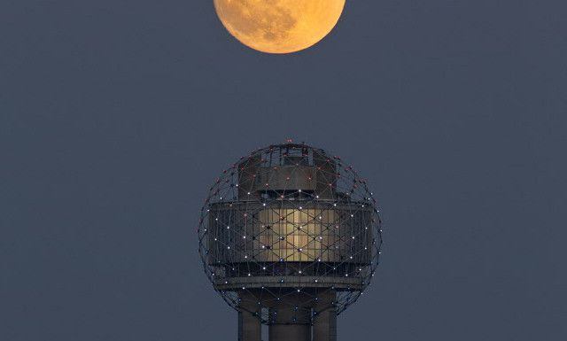 La Súper Luna desde el Reunion Tower en Dallas. / Tom Fox/ DMN
