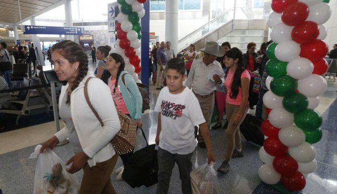 Los pasajeros del primer vuelo de VivaAerobús llegan al Aeropuerto Internacional Dallas/Fort...