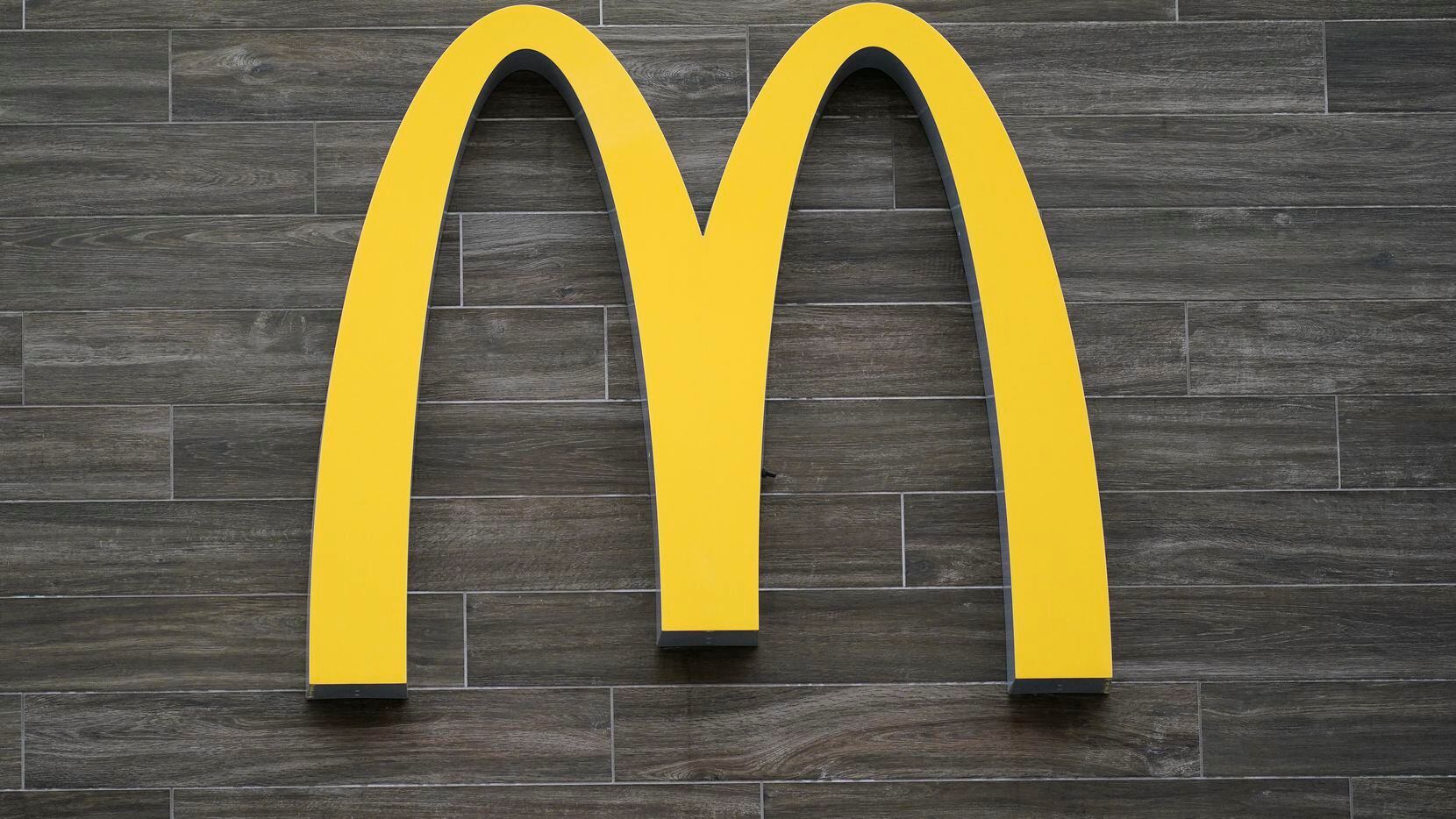 El logo de McDonald's en uno de sus locales en Havertown, Pensilvania, el 26 de abril de...