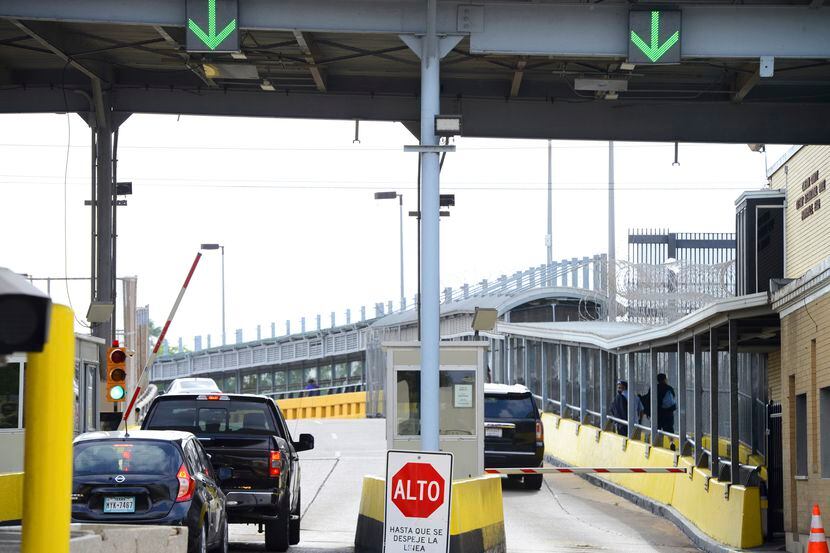 Automovilistas pagan su cuota en el Puente Internacional Gateway, el 6 de marzo de 2023, en...