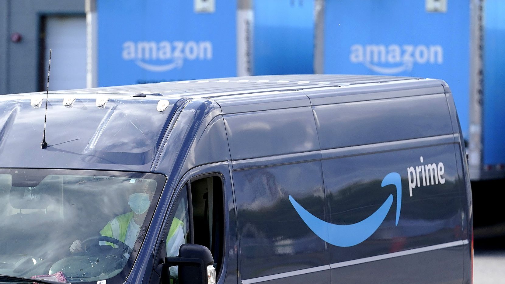 Una camioneta con el logo de Amazon Prime en la bodega de la compañía en Dedham,...