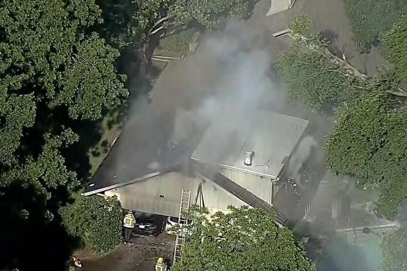 Una vista aérea del incendio del garaje donde murió el abogado Ira Tobolowksy. (NBC5/KXAS-TV)
