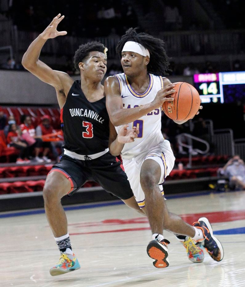 Richardson guard Jaylon Barnett (0) drives to the basket as he is defended by Duncanville...