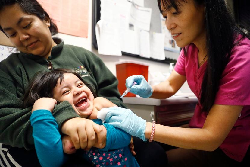 Mili Esquivel recibe una vacuna antigripal en Mesquite, en diciembre pasado. El 10.7% de los...