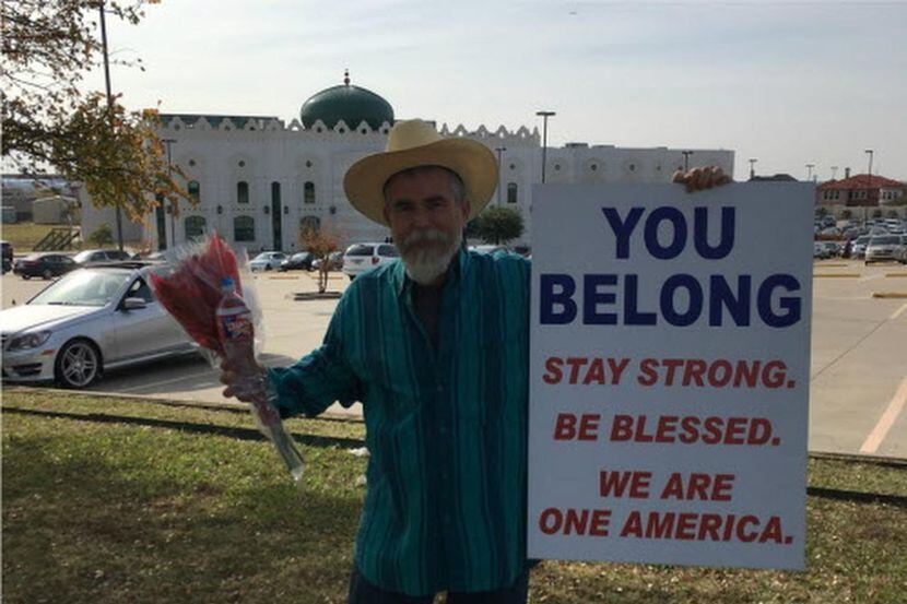 Justin Normand llevó un mensaje solidario al Centro Islámico de Irving. Se tomó una foto y...