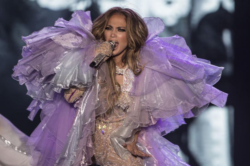 Jennifer Lopez anunció su próximo álbum, 'This is me... Now', en el cual relata el viaje...