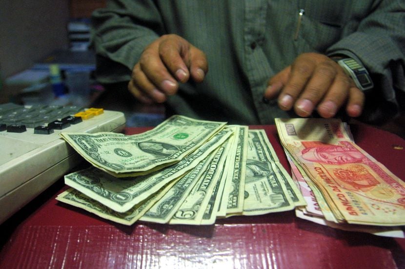 Intercambio de pesos por dólares en una casa de cambio en México. AGENCIA REFORMA.
