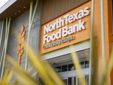 North Texas Food Bank es una de las organizaciones que reparte alimentos en el área de...