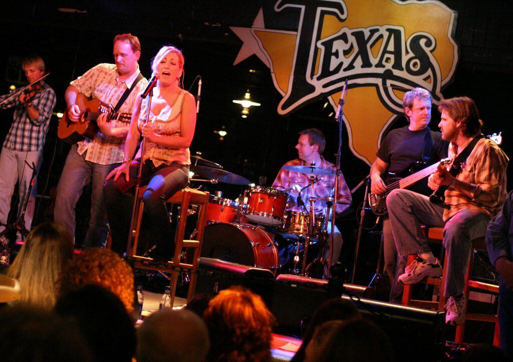 Lee Ann Womack performing at Billy Bob's Texas in 2005.