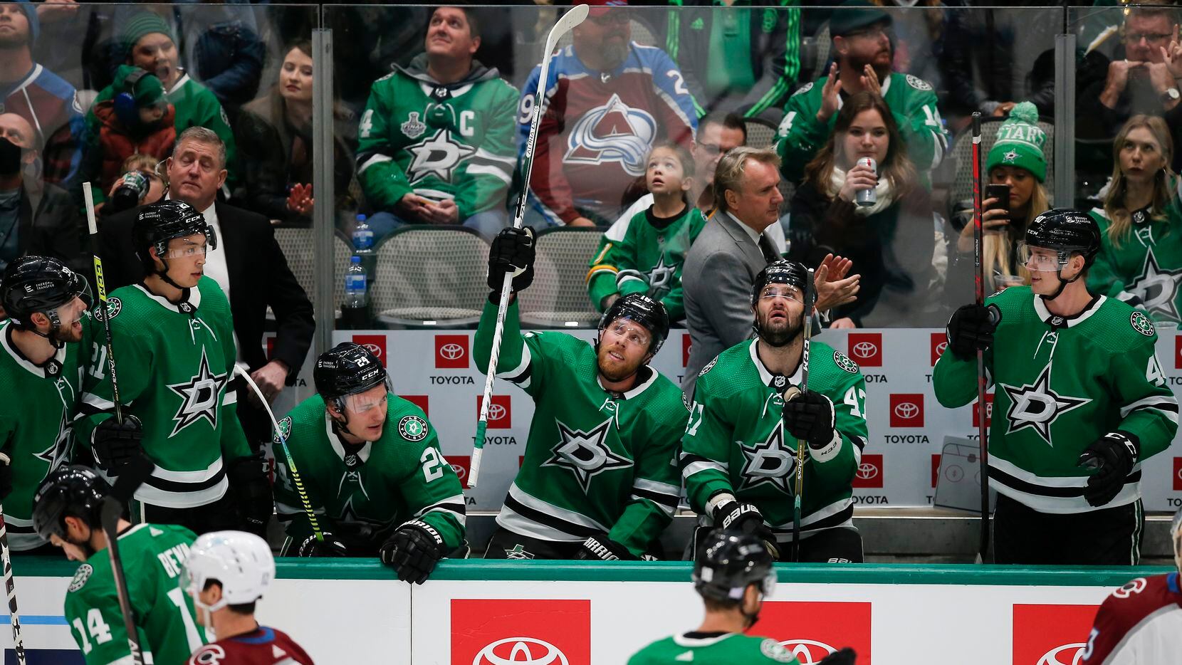 Dallas Stars forward Joe Pavelski, center, acknowledges fans after it was announced that he had scored 400 NHL career goals, with his second goal of the game, during the first period of an NHL hockey game against the Colorado Avalanche in Dallas, Friday, November 26, 2021. (Brandon Wade/Special Contributor)
