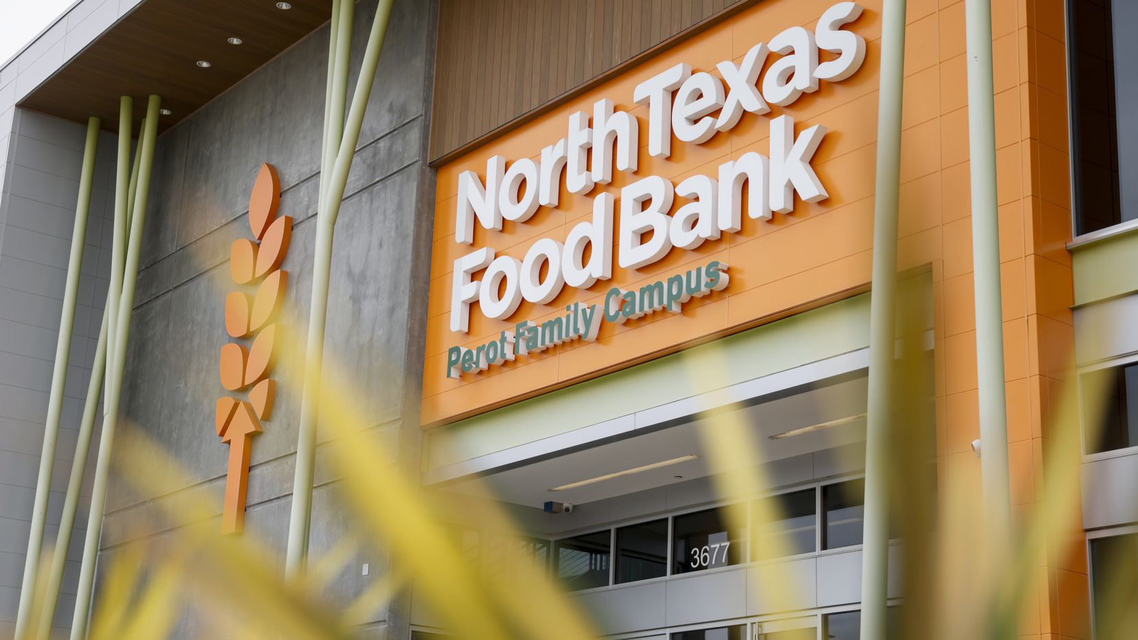 North Texas Food Bank es una de las organizaciones que reparte alimentos en el área de...