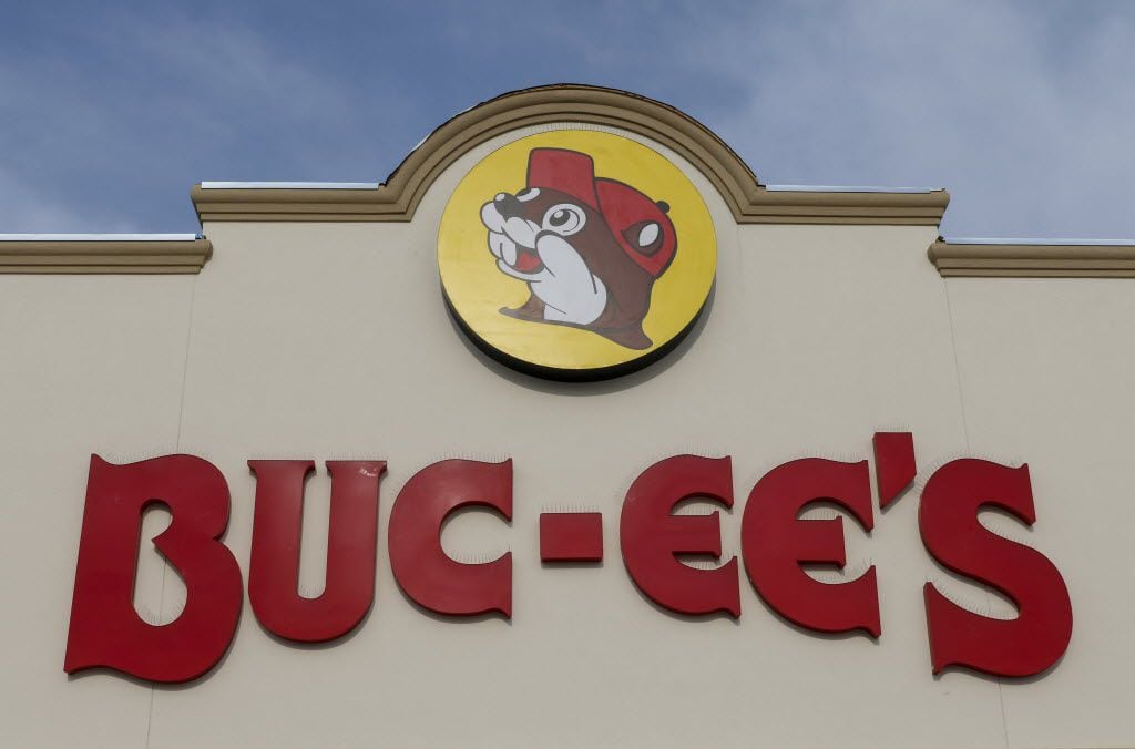 Los locales de Buc-ee's son muy populares en las carreteras de Texas. Muchas bombas de...