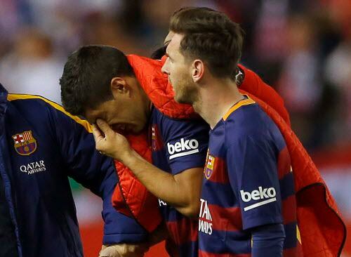 Luis Suárez se lastimó el domingo en el juego del Barcelona ante el Sevilla. Foto AP
