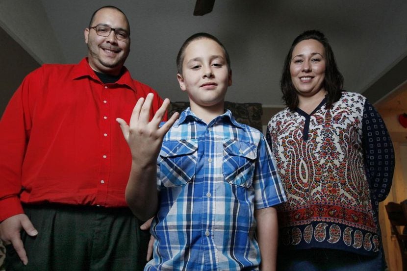 Cole Morales, de 9 años, junto a sus padres Basilio Eric y Naomi Morales, en su casa en...
