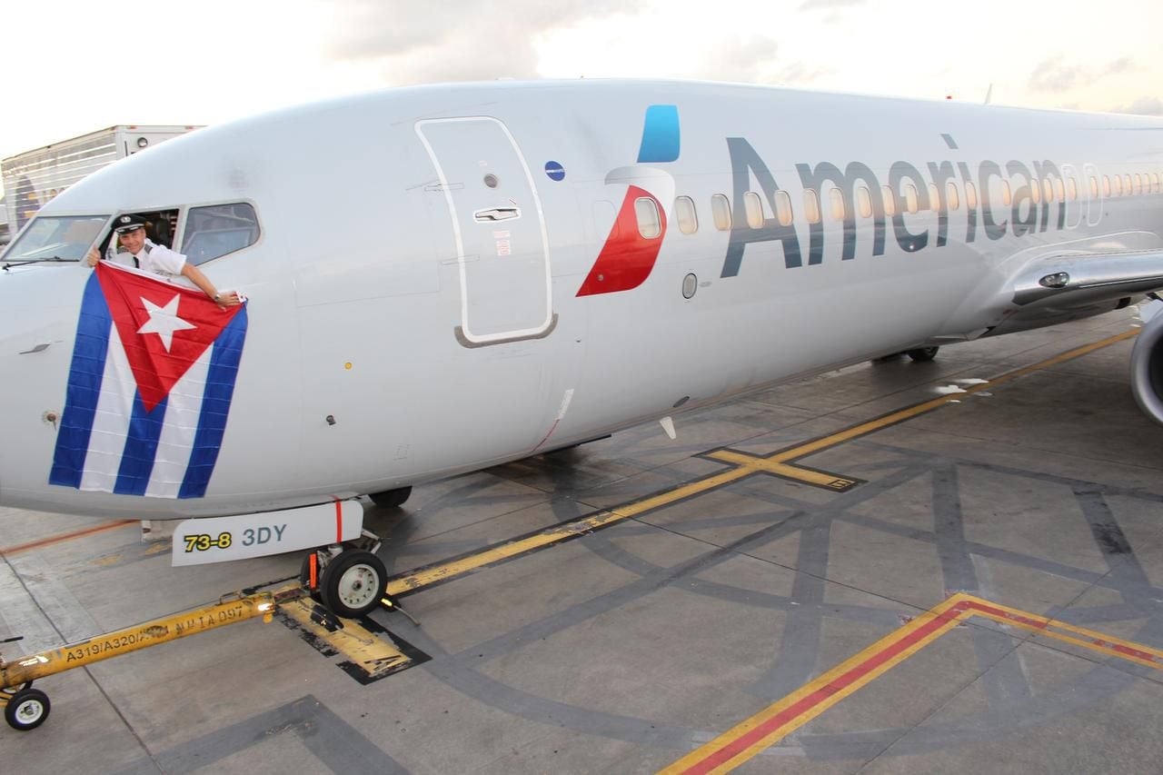 Kevin Mase, un piloto de American Airlines, muestra una bandera cubana en diciembre pasado,...