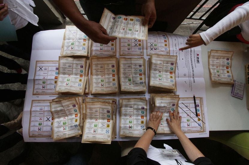 Los funcionarios electorales cuentan votos en un colegio electoral el 7 de junio de 2019 en...