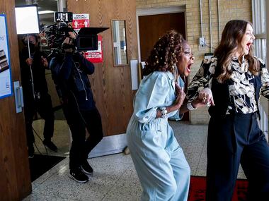 Patricia Bird, a sinistra, e Drew Barrymore reagiscono mentre aprono la porta d'ingresso per incontrare...