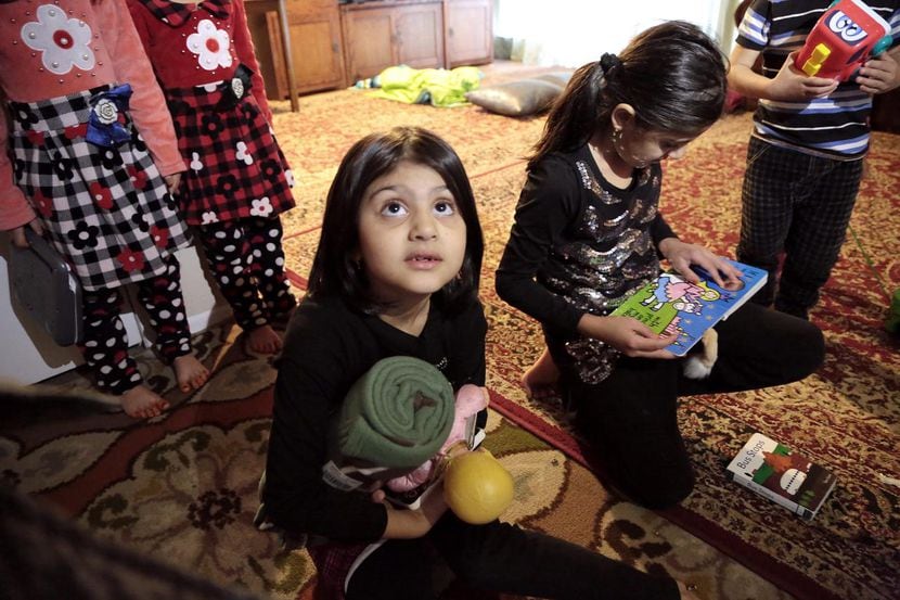 Zinat Fnu (izquierda) y su hermana Nafisa recibieron regalos este sábado de niños del...