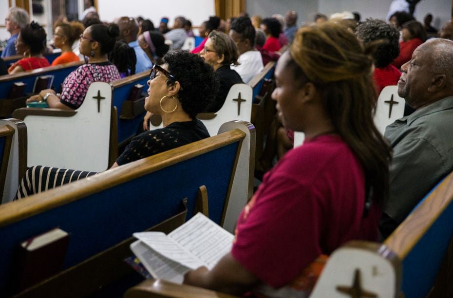 Worshippers sang hymns Wednesday at Dallas West Church of Christ in Dallas, the church...