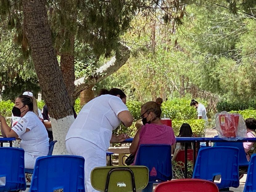 Enfermeras aplican la vacuna contra covid-19 a asultos en Santa Eulalia, Chihuahua.