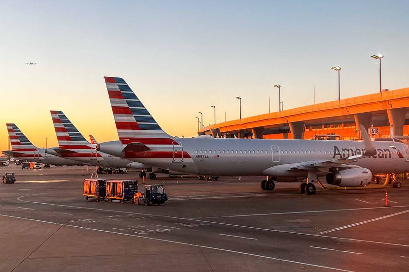 Aviones de American Airlines parados en la terminal A del Aeropuerto Internacional de DFW el...